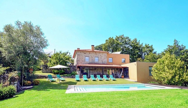 Casa de Eiro - Five Bedroom Villa, Sleeps 10 in Linhares