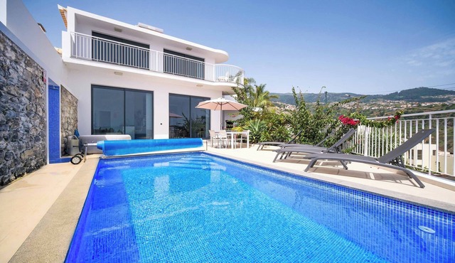 Casa dos Amores - Three Bedroom Villa, Sleeps 6 in Calheta