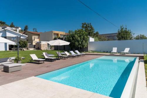 Casa Pelourinho de Louredo with pool in Porto