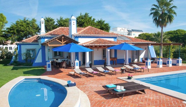 Central Algarve Villa for Rent Close to Beach in Olhos de Água