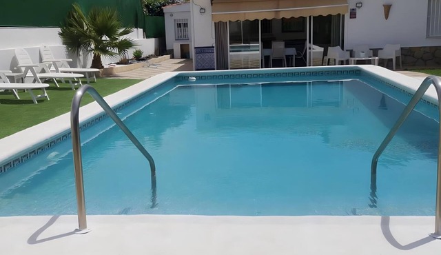 Chalet de Lujo con Piscina Privada y Terraza Ideal para Familias y Grupos en Se in Sevilla