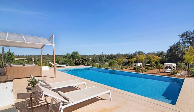 Chalet 'Villa Das Alfarrobas Eco Cabin' with Shared Pool, Wi-Fi and Air Conditioning in Algoz