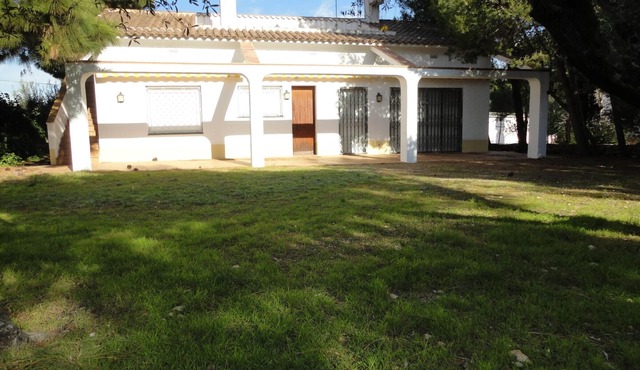 Charming 3-Bedroom House with Garden & BBQ, 200m from Marina in Torredembarra in Torredembarra