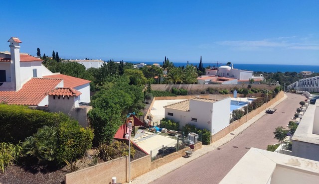 Charming 3-bedroom villa with WiFi and AC with sea view in Albufeira in Albufeira