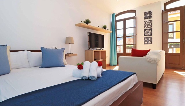 Charming Central Studio in Historic Malaga, 15 Min Walk to Malagueta Beach in Málaga