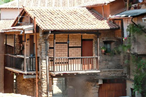 Charming House in Robledillo de Gata with Fireplace and Terrace in Robledillo de Gata