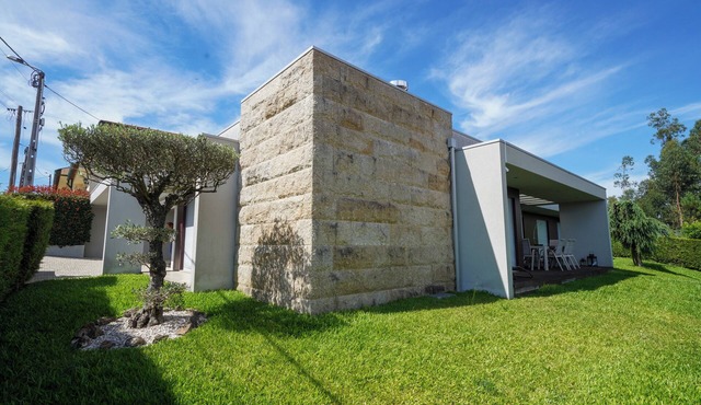 Charming 3-bedroom house with Barbecue area, AC and WiFi in Guimarães in São Lourenço do Selho