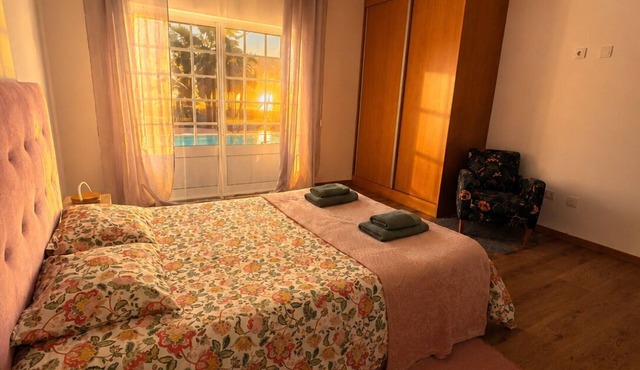 Charming room 3 meters from the pool. Relaxation and comfort guaranteed! in Braga