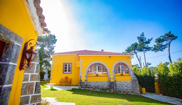 Charming Villa - Colares Sintra - Heated Pool by the Beaches in Colares