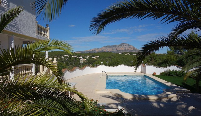 Charming villa for 8 people in a quiet location, with large swimming pool and magnificent view in Benitachell