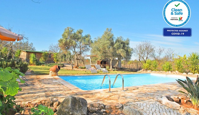 CHARMING VILLA WITH PRIVATE POOL, BBQ AND FREE Wi-Fi in Paderne