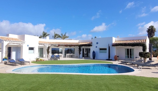 Charming Villa with Pool & Scenic Garden in Carvoeiro