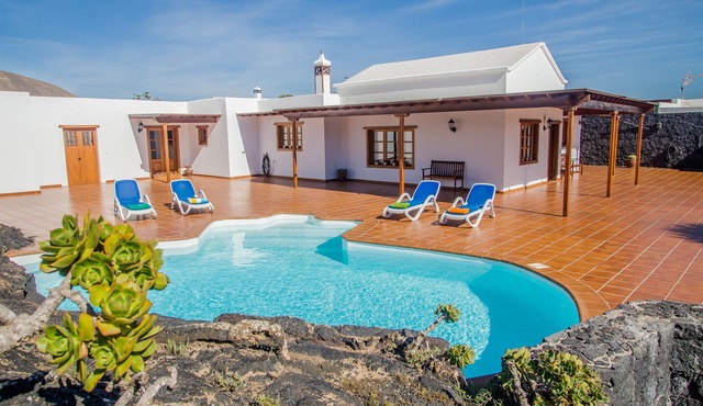 climatized pool, internet and total privacy in El islote lanzarote