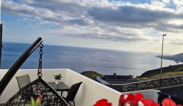 Close to Funchal, Cozy Apartment with Large Southwest Terrace for Chilling in Caniço
