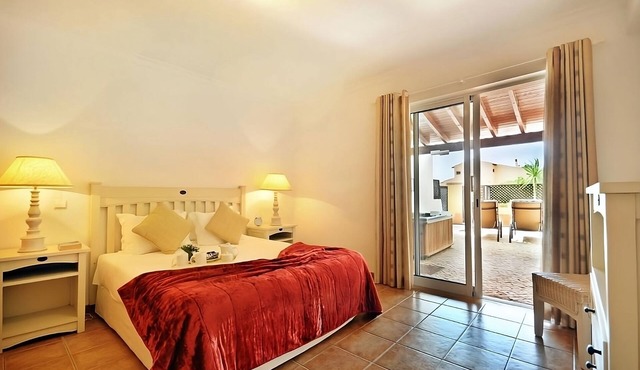Comfortable 3BR Unit Close to Meia Praia Beach! 2 Outdoor Pools, Free Parking! in Lagos