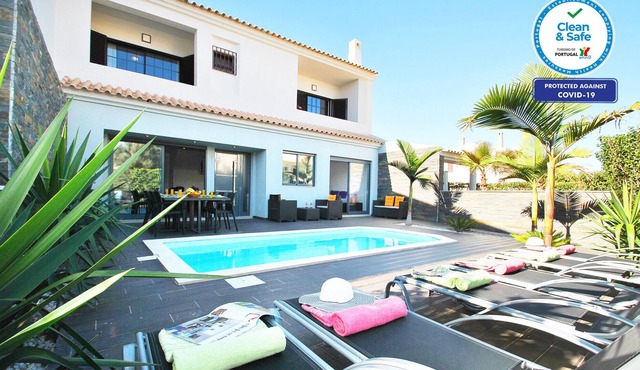 CONTEMPORARY VILLA W/ PRIVATE HEATABLE POOL, BBQ & WI-FI,ONLY 5 MIN FROM BEACH in Albufeira