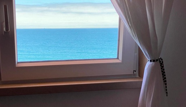 Cosy Seafront Villa With Superb View in Praia das Macas