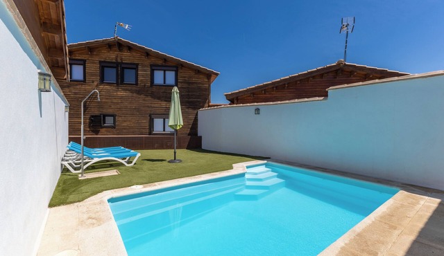 Cosy Wooden House with Wi-Fi, Air Conditioning, Pool and Garden in Cobisa