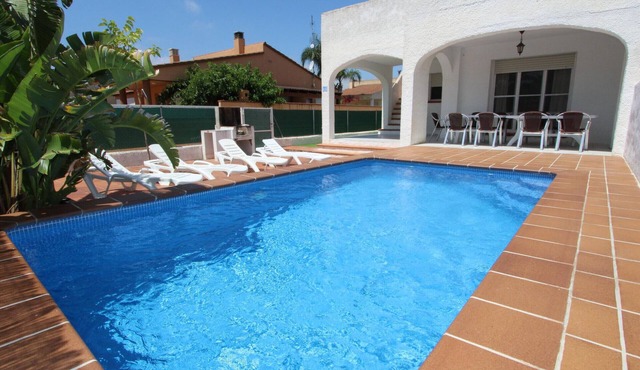 Cozy Beachside Home: Private Pool, Pet-Friendly, WiFi, A/C Option, Near Dog Beach in Deltebre