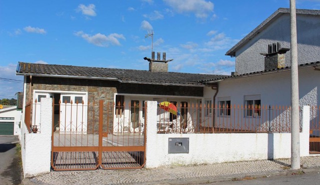 Cozy Summer House by the Beach in Ovar