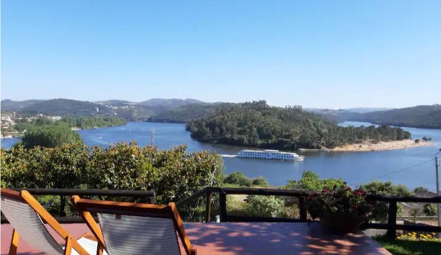 Douro Charming Chalet in Melres