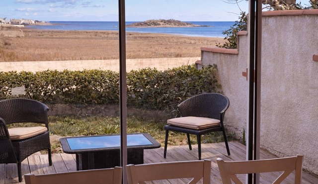 🌊 Exceptional Seafront Villa – Direct Beach Access, Pool & Absolute Tranquility in Fleury