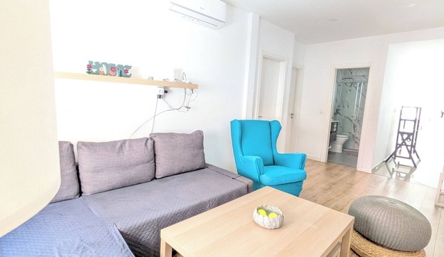Family-Friendly 2BR Apartment Minutes from Lisbon Ferry in Almada