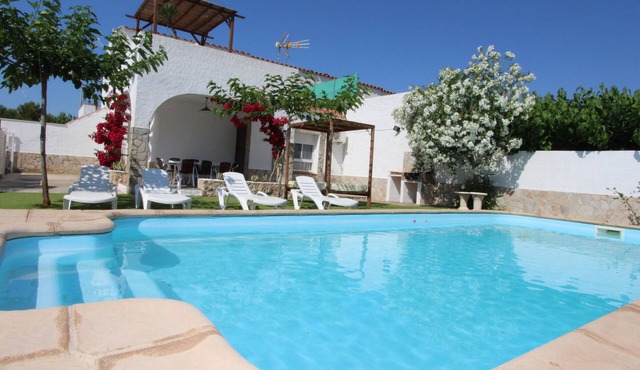 Family-Friendly Home with Pool, Near Beach, Pet Friendly, Free WiFi, Opt. AC in Deltebre