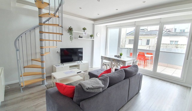 Fantastic 3 bedroom duplex with terrace. Wifi included. Smart TV in A Coruña