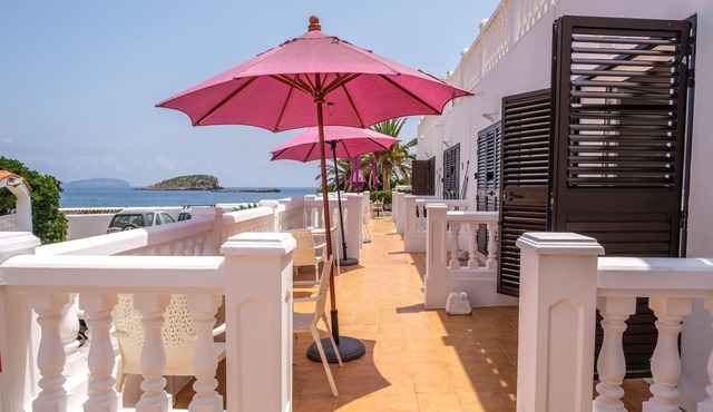 Fantastic Apartment by the Sea, Pool & Terrace in Es Canar