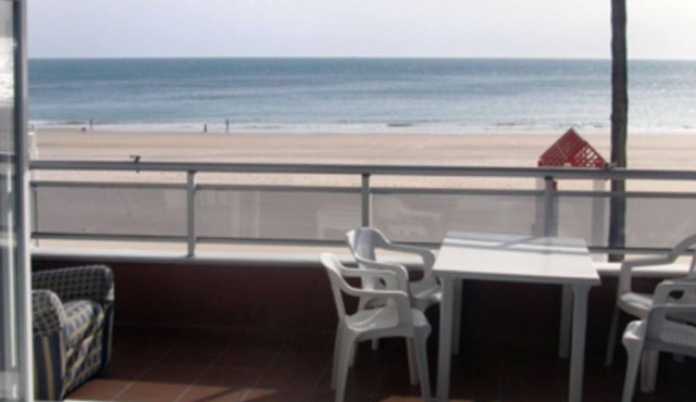 First line beach in Cádiz. Completely renovated in January 2017, brand new in Cádiz