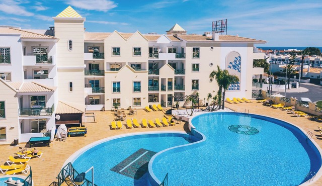 For The Whole Family! Four Spacious Units, 2 Swimming Pool, Free Parking! in Albufeira