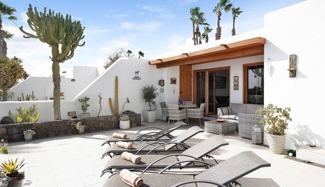 Front-Line Holiday Bungalow "Puerto Chico T" with Mountain & Sea Views, Shared Pool & WiFi in Playa Blanca