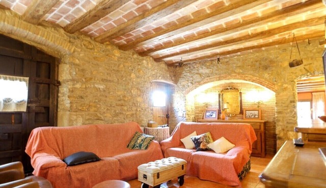 Fully equipped house for 10 with football field in Colomers