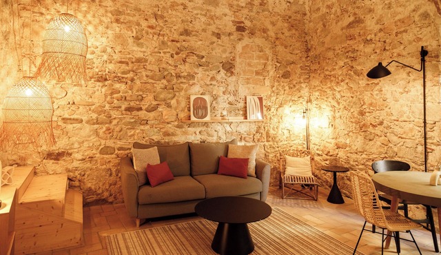 Fully Equipped One-Bedroom Apartment with original stone walls. in Girona