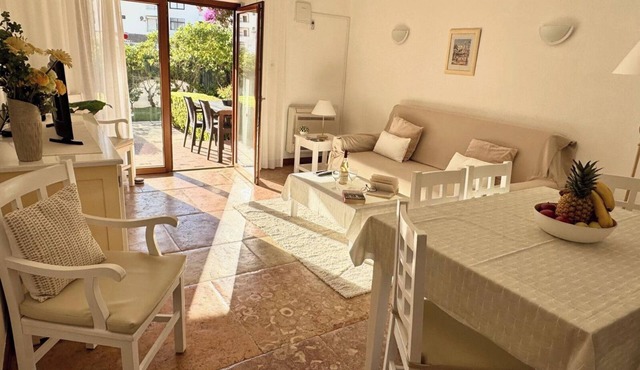 Giddah Orange Apartment, Pool, Wifi, AC in Olhos de Água