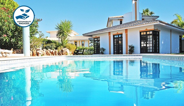 Heatable pool, BBQ & total privacy in Almancil