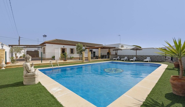 Holiday Home 'Echizzo' with Private Pool, Wi-Fi and Air Conditioning in Chiclana de la Frontera