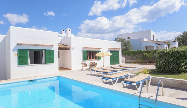 Holiday home for 6 people with private pool, barbecue Wi-Fi, air conditioning in Santanyí