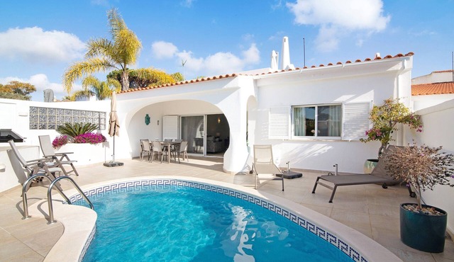 Holiday Home 'Nicola' with Private Pool, Wi-Fi & Air Conditioning in Vale do Lobo
