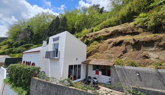 Holiday Home 'Paradise House Furnas' with Mountain View, Private Terrace and Wi-Fi in Furnas