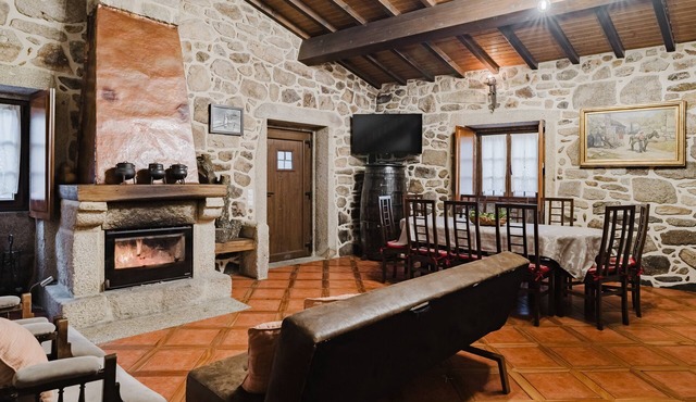 Holiday Home 'Casa Com 4 Quartos' with Shared Terrace, Balcony and Wi-Fi in Pitões das Junias