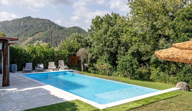 Holiday Home 'Refúgio Da Nelinha' with Private Pool, Private Terrace and Wi-Fi in Rio Caldo