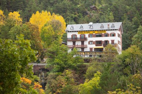 Hostal Les Fonts in Castellar de NʼHug