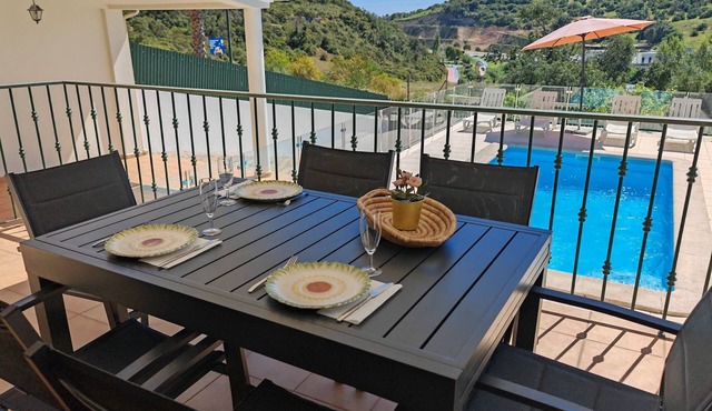 House Caliços with Pool and City View in Albufeira