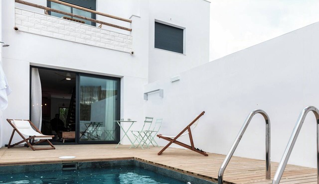 House with a pool, ideal for visiting Andalusia. in Luque