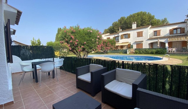 HOUSE WITH COMUNITY POOL in l'Escala