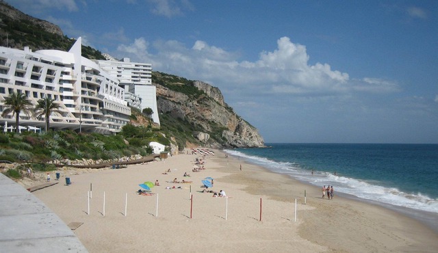 House with garden in Sesimbra 900 m to the beach and 35 Km from Lisbon in Sesimbra