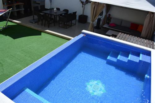 Jose & Ester House in Almada