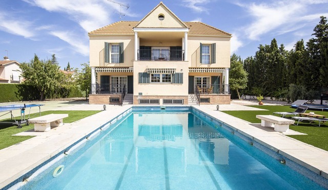 Large house with pool, sports facilities and barbecue ideal for families in Granada